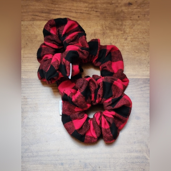 3 for 20** Brand new Buffalo plaid scrunchie - Picture 2 of 7